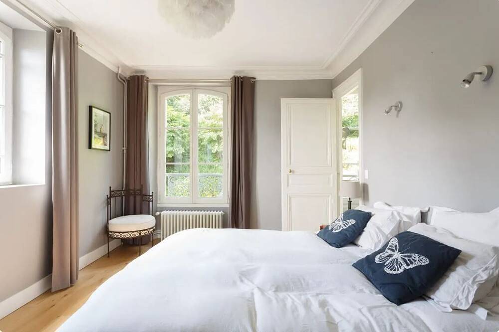 Beautiful family home with huge garden in Domaine national de Saint-Cloud, Ville-d'Avray