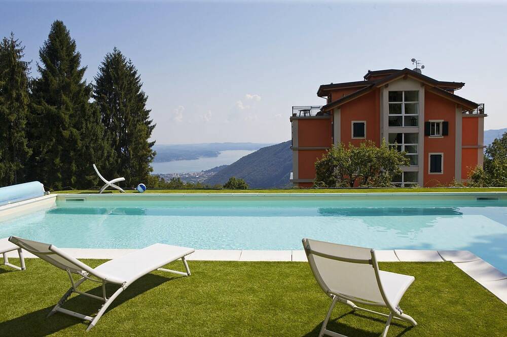 Appartamento intero, Appartamento ad angolo con 2 camere da letto in una prestigiosa villa del 1850 con piscina riscaldata dal sole in Miazzina, Lago Maggiore (Piemonte)