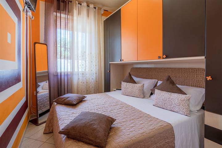 Hel lägenhet, Apartment "La Casa Arancione" with Private Terrace and Shared Garden in Cicirata, Avola