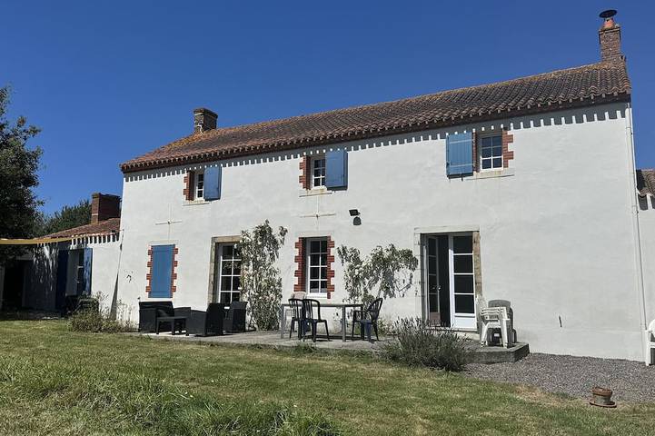 Maison pour 12 personnes, avec jardin et piscine à Saint-Julien-des-Landes