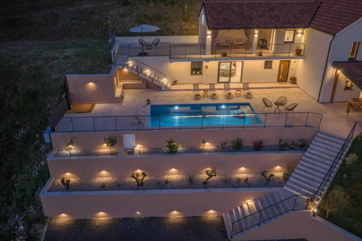 Villa pour 8 personnes, avec Balcon et Terrasse ainsi que Jardin et Piscine à Sinj - 2