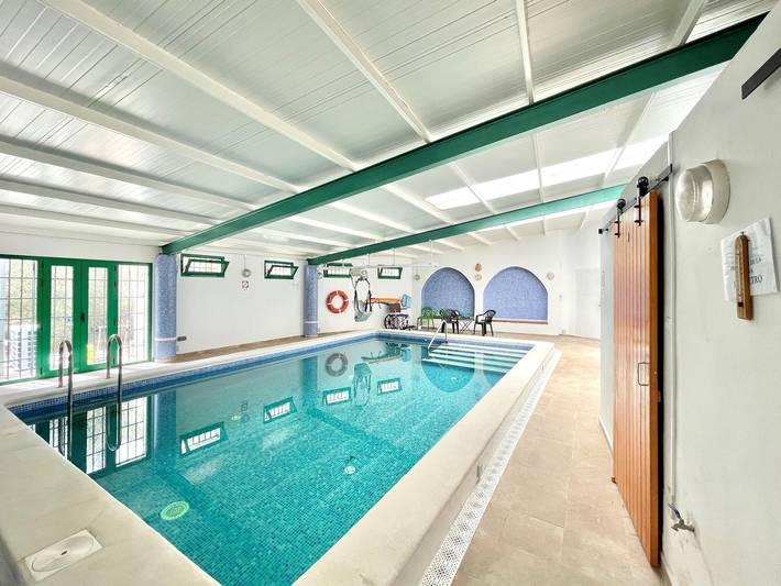 Cueva para 4 personas, con Terraza además de Jardín y Piscina en Comarca de Baza