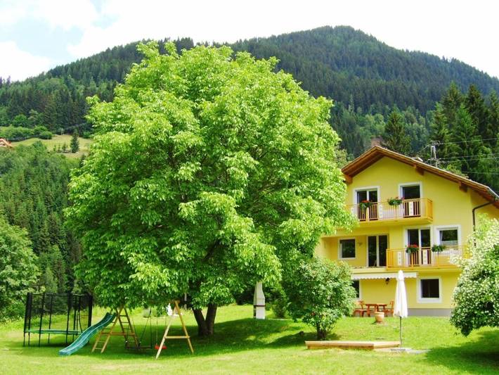 Ferienwohnung für 4 Personen, mit Terrasse und Garten sowie Ausblick in Feld am See