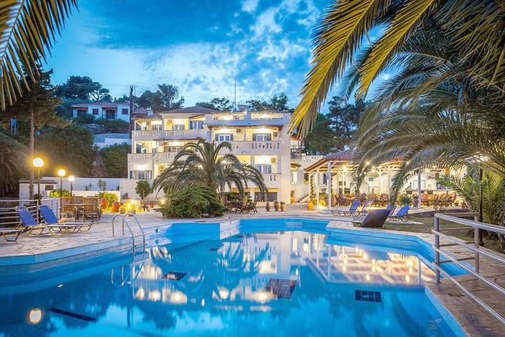 Hôtel pour 3 personnes, avec Balcon et Terrasse ainsi que Jardin et Piscine