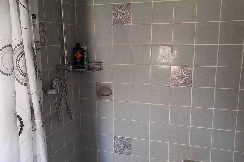 Ganze Wohnung, Kleine Ferienwohnung mit Balkon \nim Dachgeschoss eines ehemaligen Bauerhofes. in Wankendorf, Südliche Ostseeküste