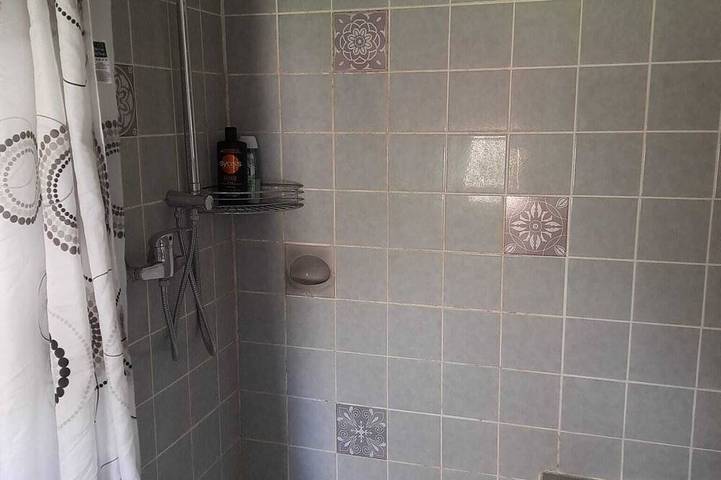 Ganze Wohnung, Kleine Ferienwohnung mit Balkon  im Dachgeschoss eines ehemaligen Bauerhofes. in Wankendorf, Südliche Ostseeküste