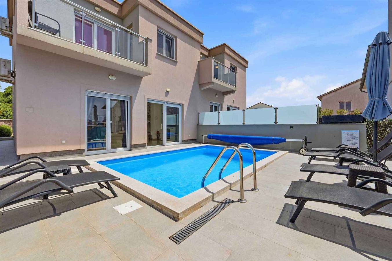 Ferienhaus mit Pool und Klimaanlage in Pinezici, Krk