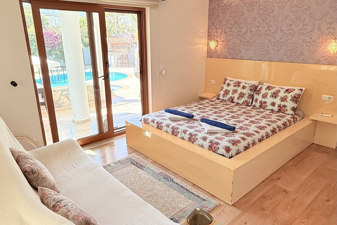 Hot tub-Fireplace-Pets-Sleeps 11-Bbq-Pool-Parking in Ortaca, Türkische Ägäis