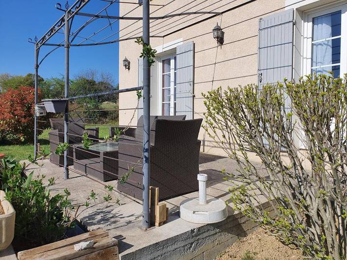 Gîte pour 2 personnes, avec terrasse ainsi que vue et piscine, animaux acceptés à Barjac - 2