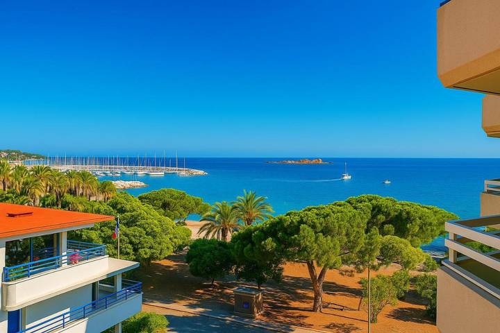 Gîte pour 2 personnes, avec Balcon et Terrasse ainsi que Jardin et Vue dans Plage Beau Rivage Saint Raphael