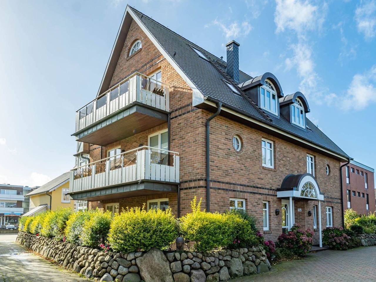 Ganze Ferienwohnung, Strandperle - Moderne 2-Zimmer-Ferienwohnung mit Balkon, am Dorfteich. in Wenningstedt, Sylt