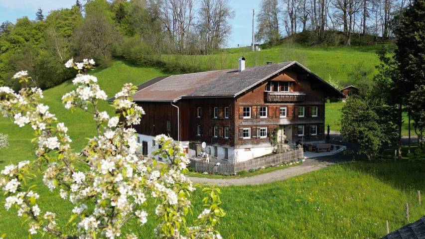 Ferienhaus für 10 Personen, mit Terrasse und Garten sowie Ausblick in Lingenau