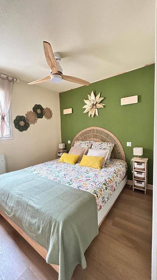 Gîte pour 4 personnes, avec Terrasse ainsi que Piscine et Vue sur le lac dans Casino de Casteljaloux