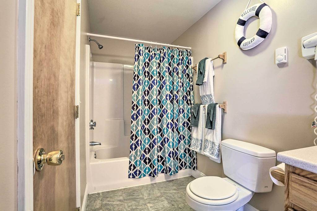 Ganze Wohnung, Lake Getaway: Walk Across Street to Private Beach! in Gilford, Lake Winnipesaukee