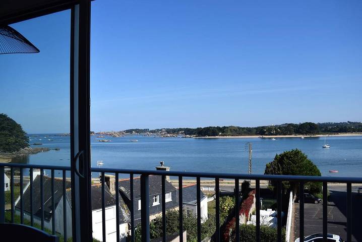 Appartement entier, Appartement entièrement rénové avec Superbe Vue sur la Baie Sainte-Anne à Tregastel in Trégastel, Côte de Granit Rose