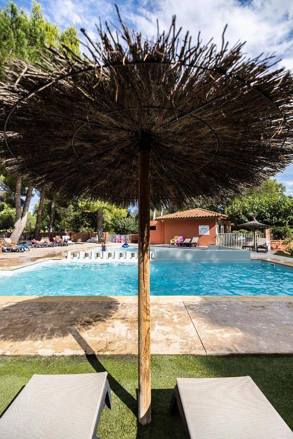 Camping pour 6 personnes, avec terrasse ainsi que piscine et jardin, animaux acceptés