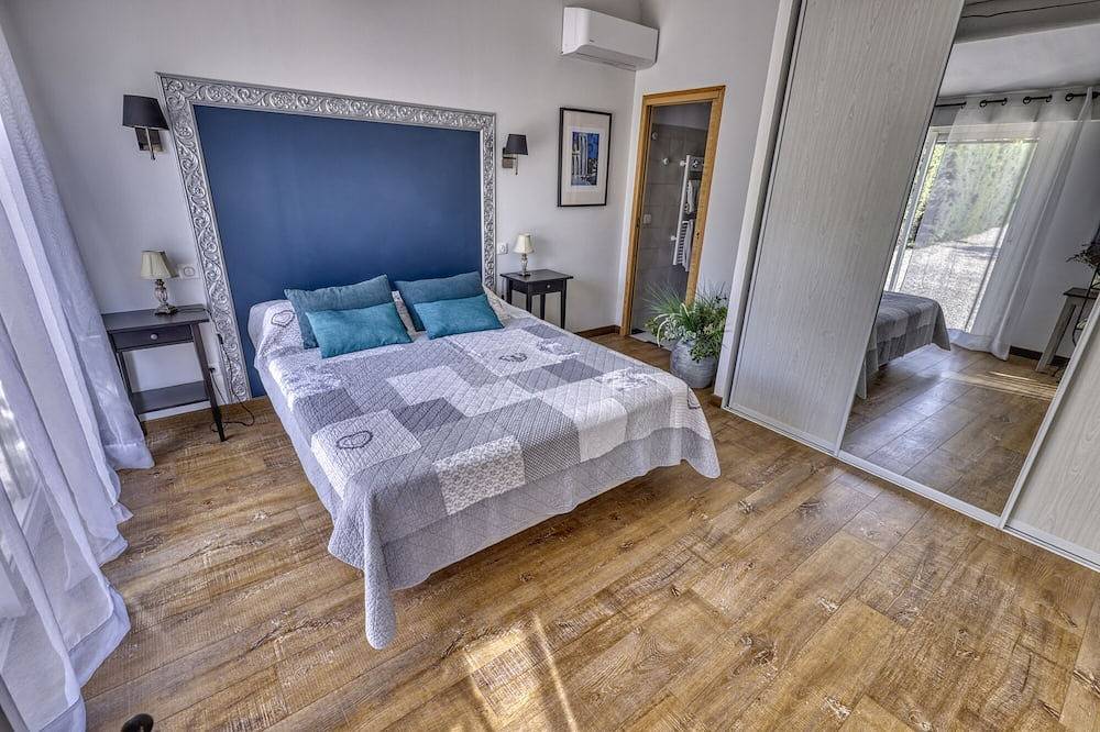 Fully air-conditioned house Heated Swimming Pool in Maubec, Parc naturel régional du Luberon