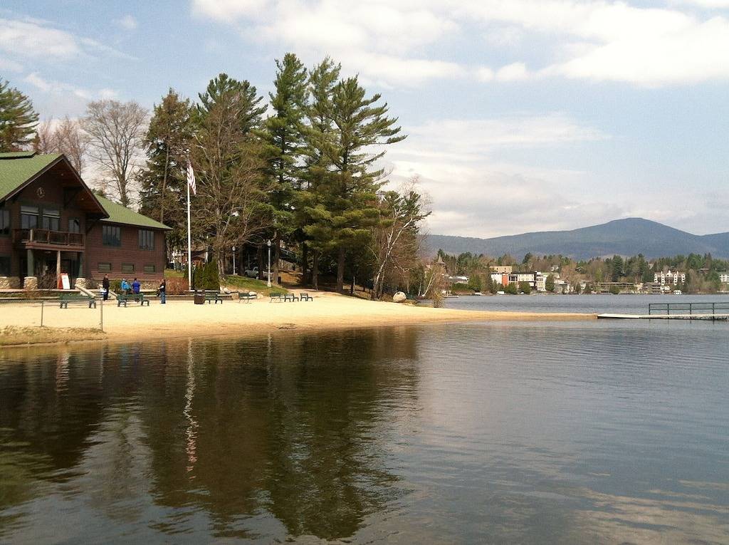 Ganze Wohnung, Neu renovierte Haupt St. Condo, Schritte vom Olympic Center in Lake Placid, Adirondack Mountains