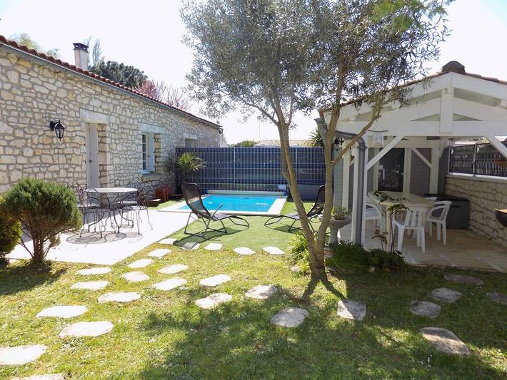 Les Mathes La Palmyre - Maison Mitoyenne en Pierres - avec Piscine Privee in Les Mathes, Côte de Beauté