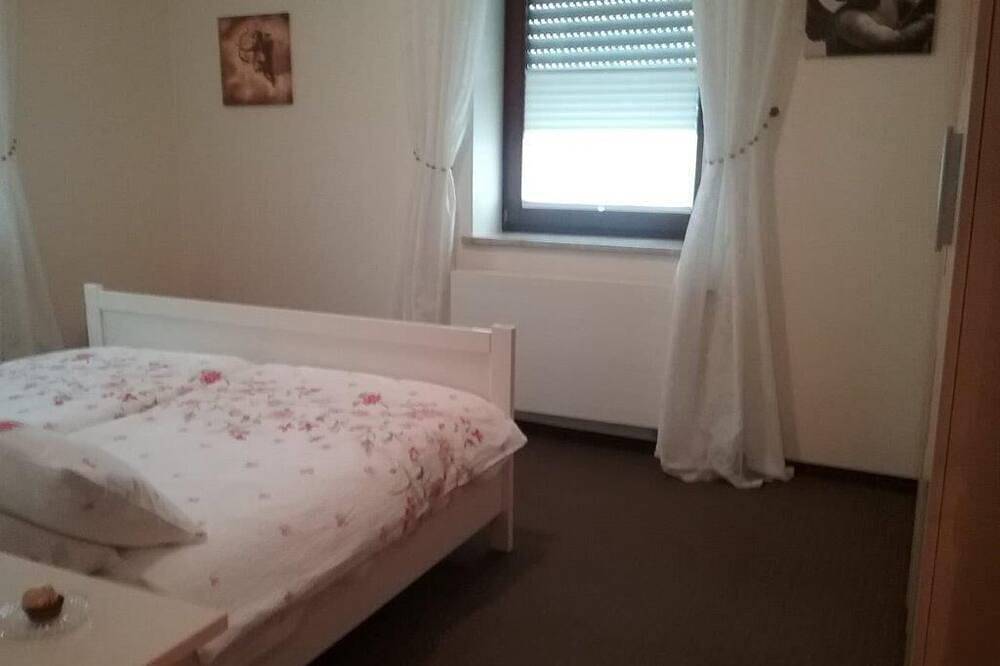 Geheel appartement, Gemütliches Domizil (65qm) mit eigener bestuhlter Terrasse in Frankenalb