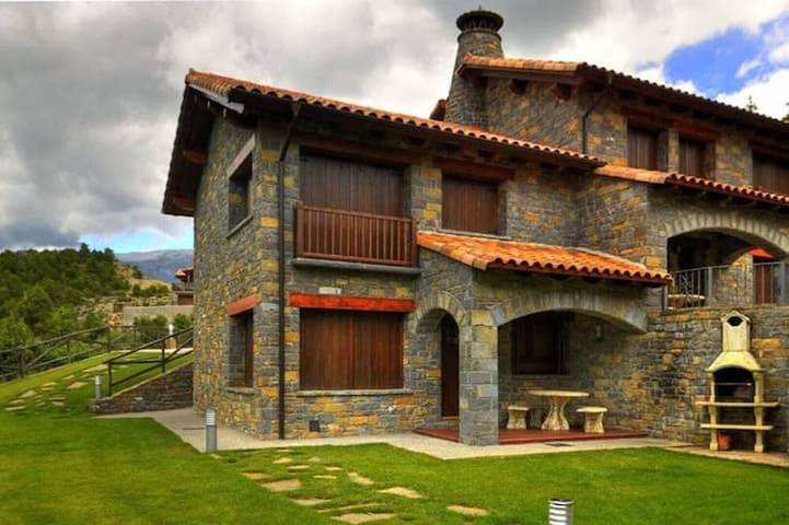 Casa rural para 4 personas, con jacuzzi además de terraza y jardín - 1