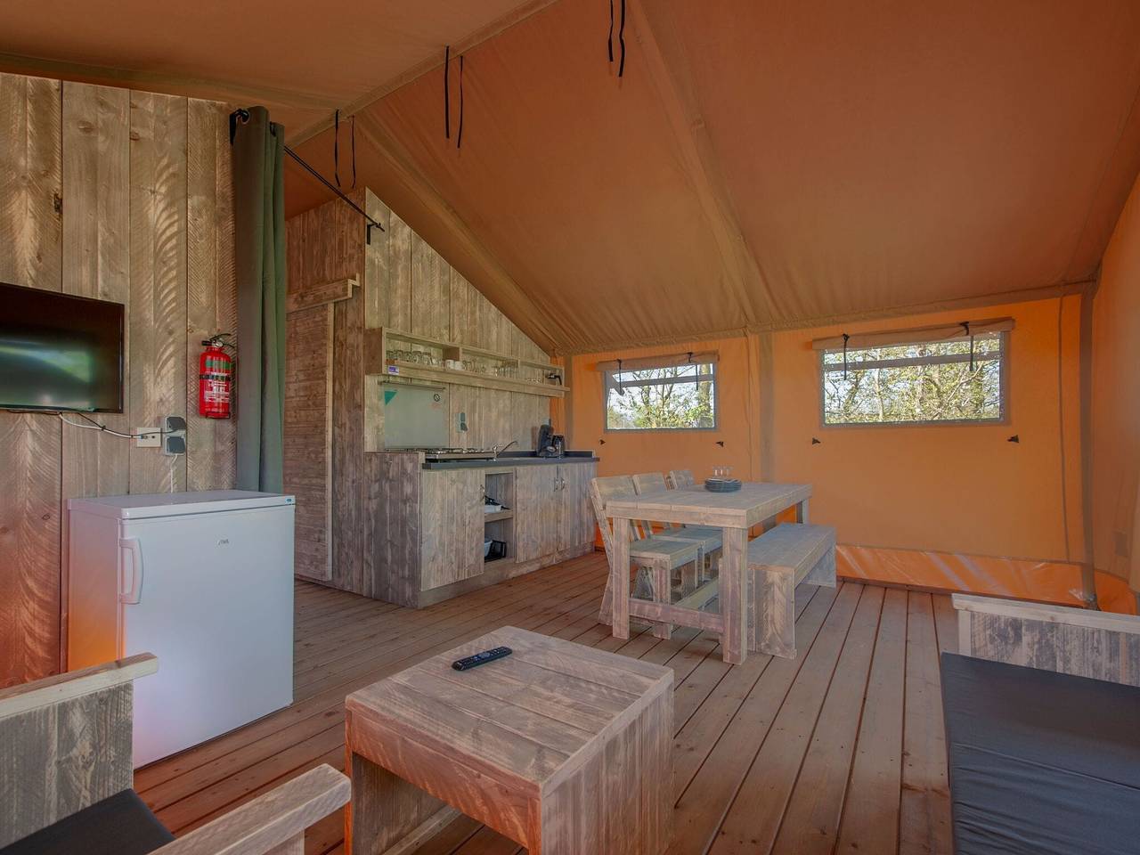 Safaritent vlak bij Biesbosch & Breda in Oosterhout, Noord-Brabant