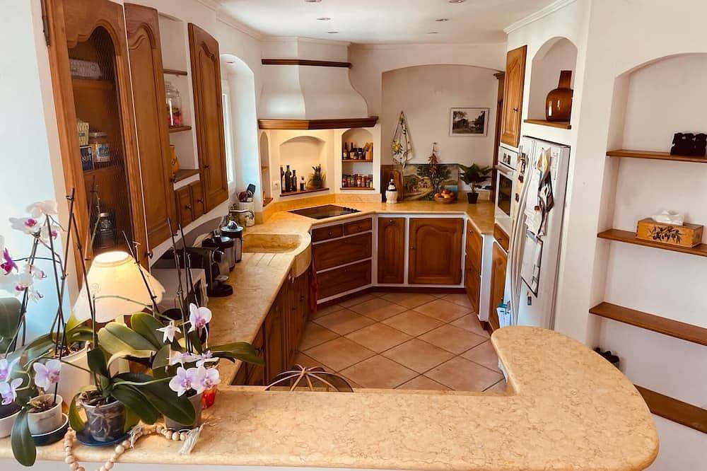 Villa with pool, sleeps 8, 3 bedrooms, 15 minutes from Cannes, 250 per night in Le Tignet, Mittelmeerküste (Frankreich)