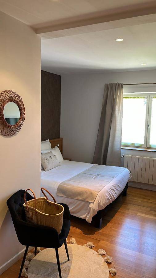 Gîte pour 3 personnes, avec piscine et jardin, animaux acceptés à Pérouges