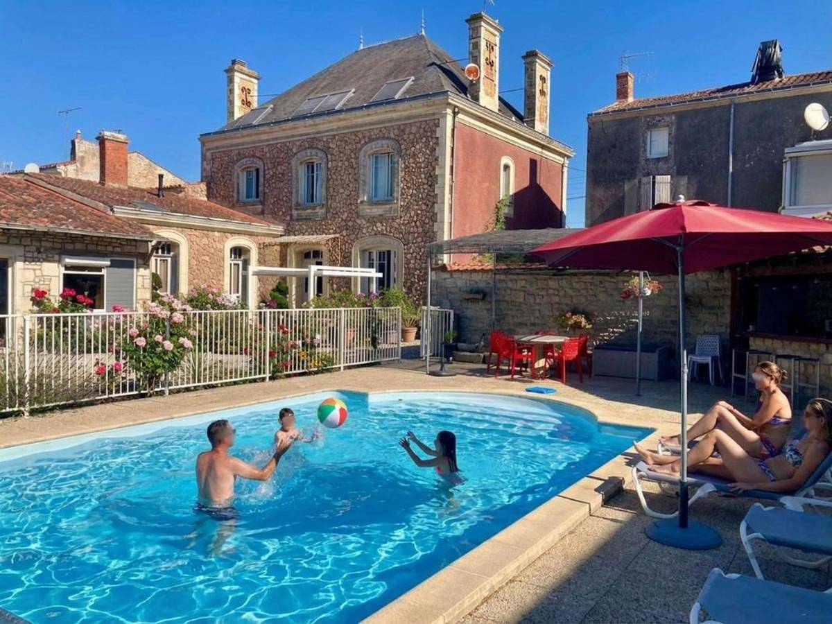 La Villa des Roses Gîte Chambres d'hôtes Piscine chauffée in Luçon, Fontenay-le-Comte