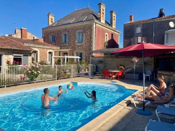 Chambre d’hôte pour 8 personnes, avec jardin et piscine au Parc Naturel Régional du Marais poitevin - 2
