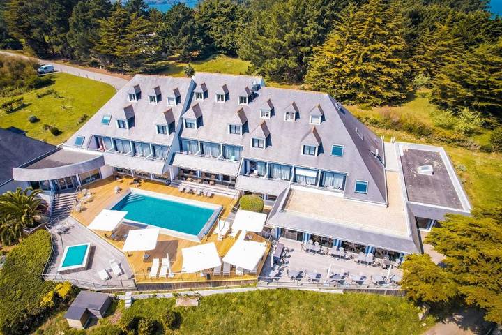 Hôtel pour 2 personnes, avec terrasse ainsi que piscine et sauna dans Plage De Port De Deuborh Sauzon - 4