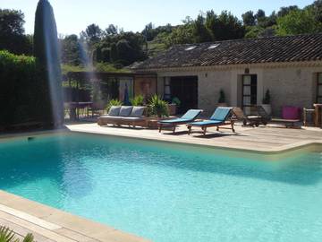 Cottage pour 3 personnes, avec vue ainsi que piscine et jardin, adapté aux familles à Aramon