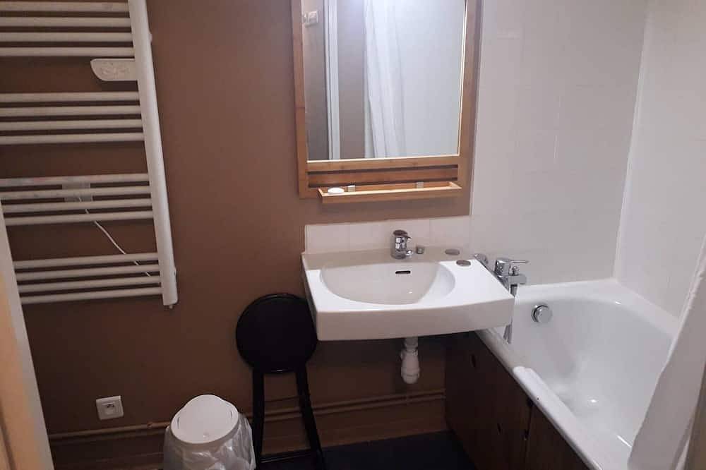 Entire apartment, Cozy Studio for 6 near Slopes with Free Parking, Ski Locker, and Optional Amenities in La Pierre Saint-Martin, Arette
