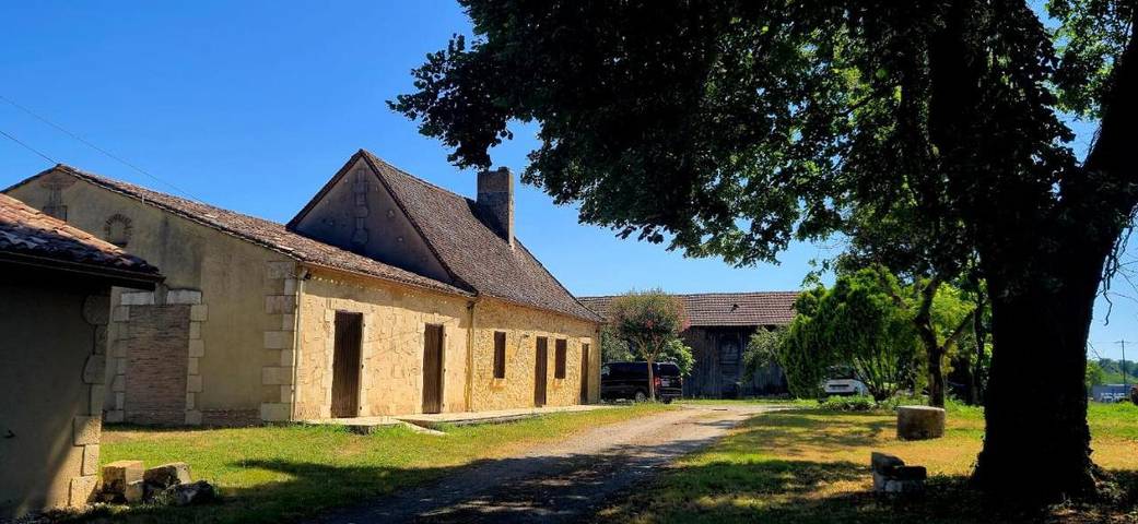 Location de vacances pour 8 personnes, avec Terrasse ainsi que Jardin et Piscine à Creysse