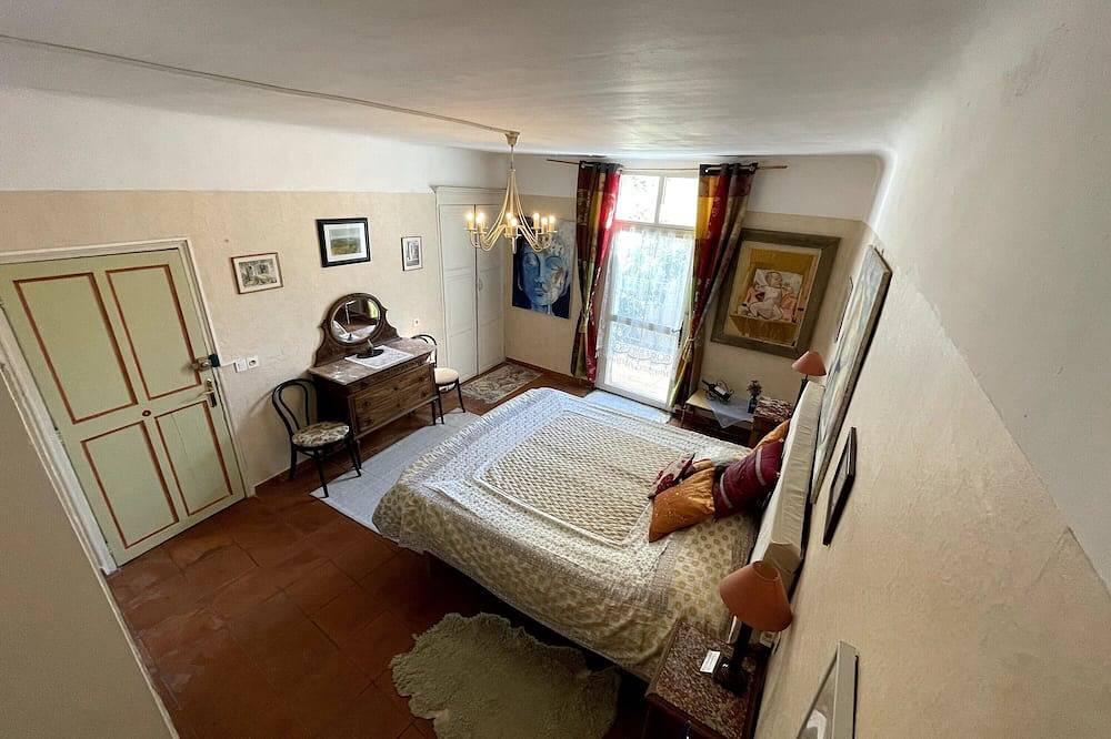 Entire apartment, Room 'House Of Arts' with Balcony and Wi-Fi in Rians, Brignoles region