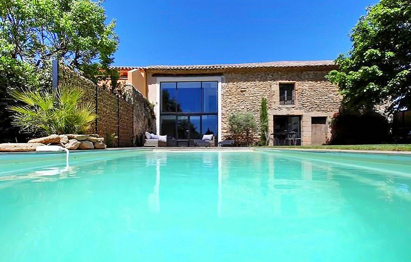 Appartement avec piscine chauffée : 230m2, climatisation, parking et WiFi in Sainte-Cécile-les-Vignes, Vaucluse
