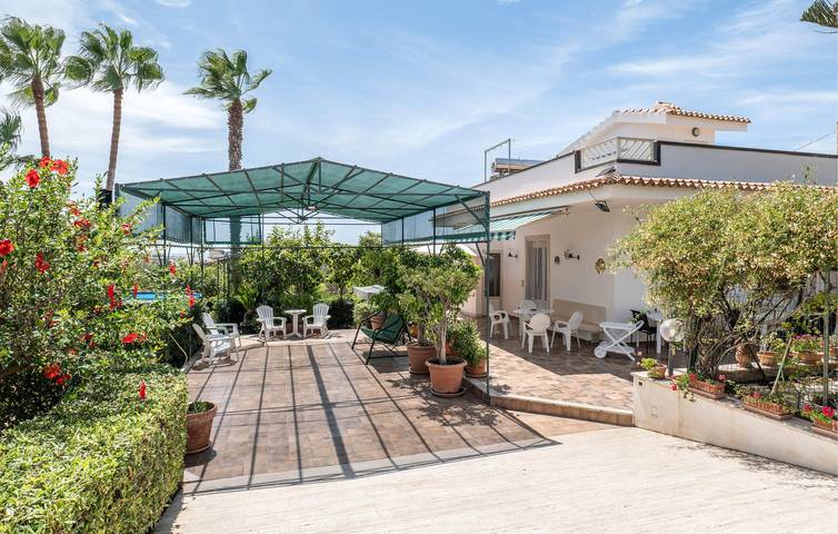Casa vacanza per 10 persone, con giardino e terrazza in Donnalucata