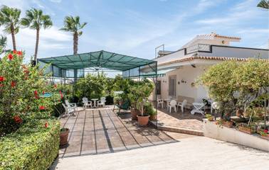 Location de vacances pour 10 personnes, avec terrasse et jardin à Donnalucata