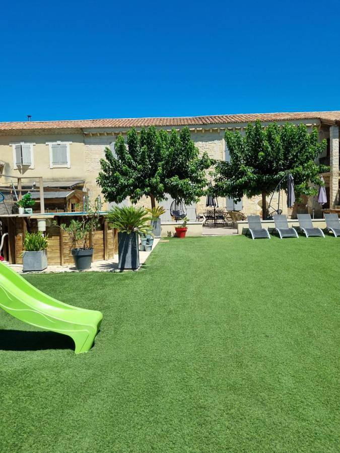 Gîte pour 8 personnes, avec jacuzzi ainsi que jardin et piscine à Saint-Pierre-de-Mézoargues