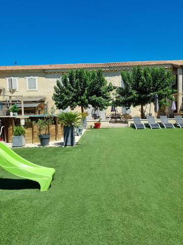 Location de vacances pour 8 personnes, avec jardin ainsi que jacuzzi et piscine à Saint-Pierre-de-Mézoargues