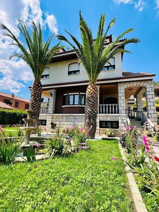 Chalet para 15 personas, con sauna además de jacuzzi y jardín - 1