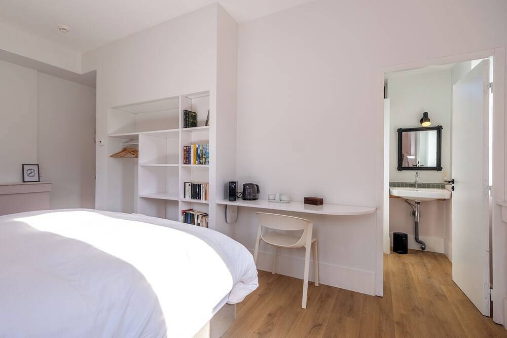 Spacious, bright room in a medieval tower. Shared space on ground floor. in Saint-Jean-de-Maurienne, Región de Saint-Jean-de-Maurienne