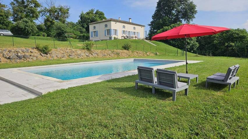 Location de vacances pour 7 personnes, avec jardin ainsi que vue et piscine à Sauviac