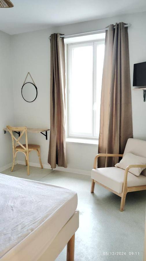 Appartement entier, Double Room with Private Bathroom in Ribérac, Périgord Vert