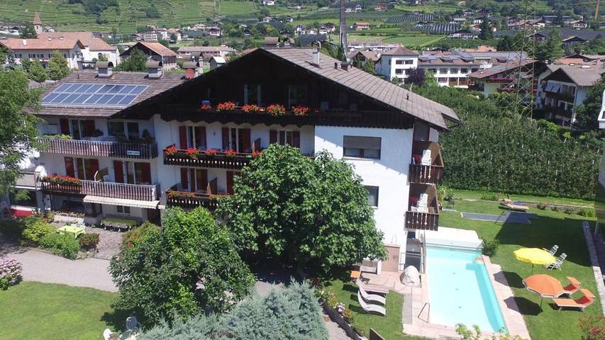 Pension voor 2 personen, with terras and uitzicht as well as tuin and zwembad in Algund