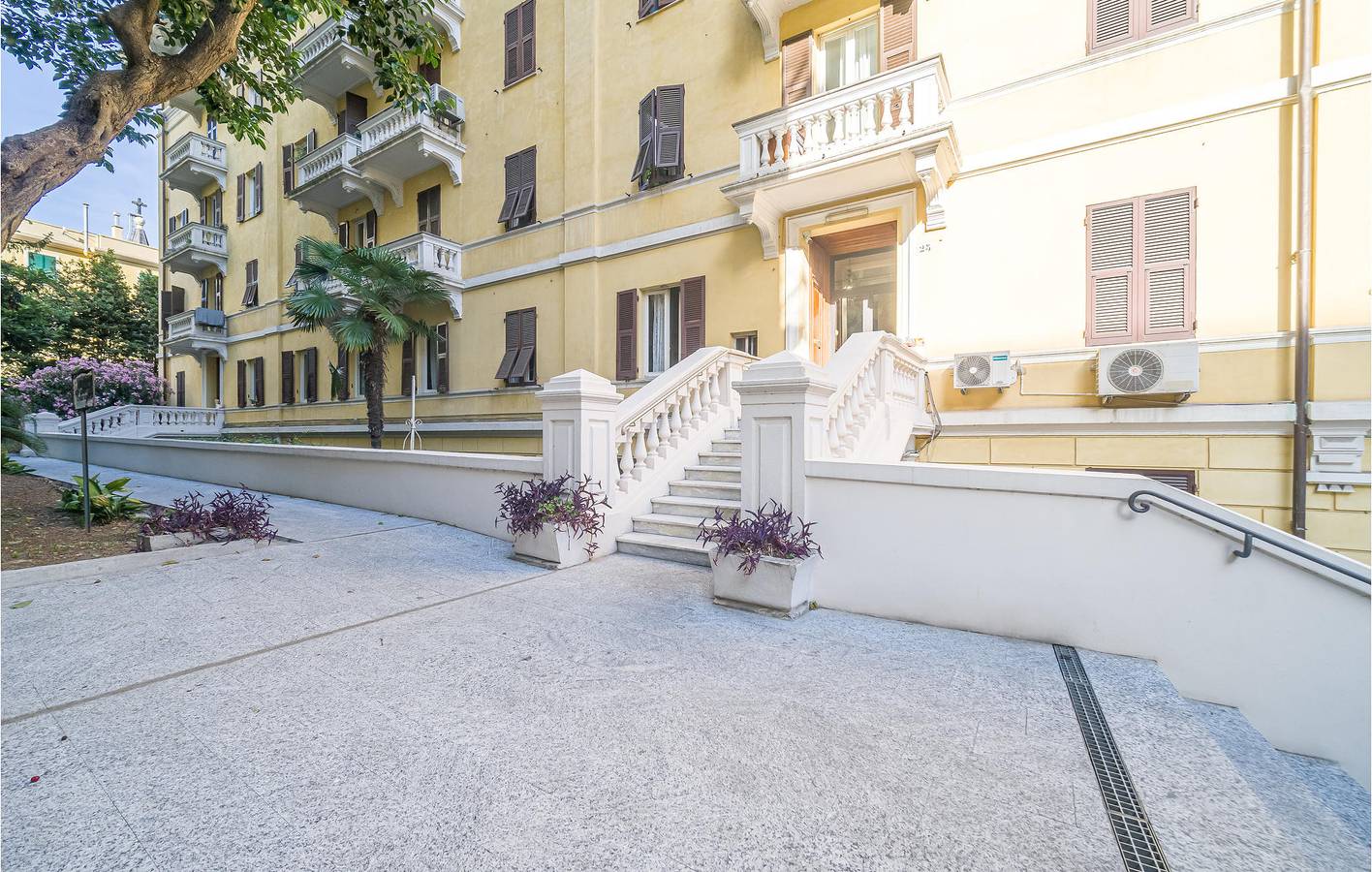 Entire holiday apartment, Beachside Cozy Apartment with AC & Terrace. in Genova (City), Genoa