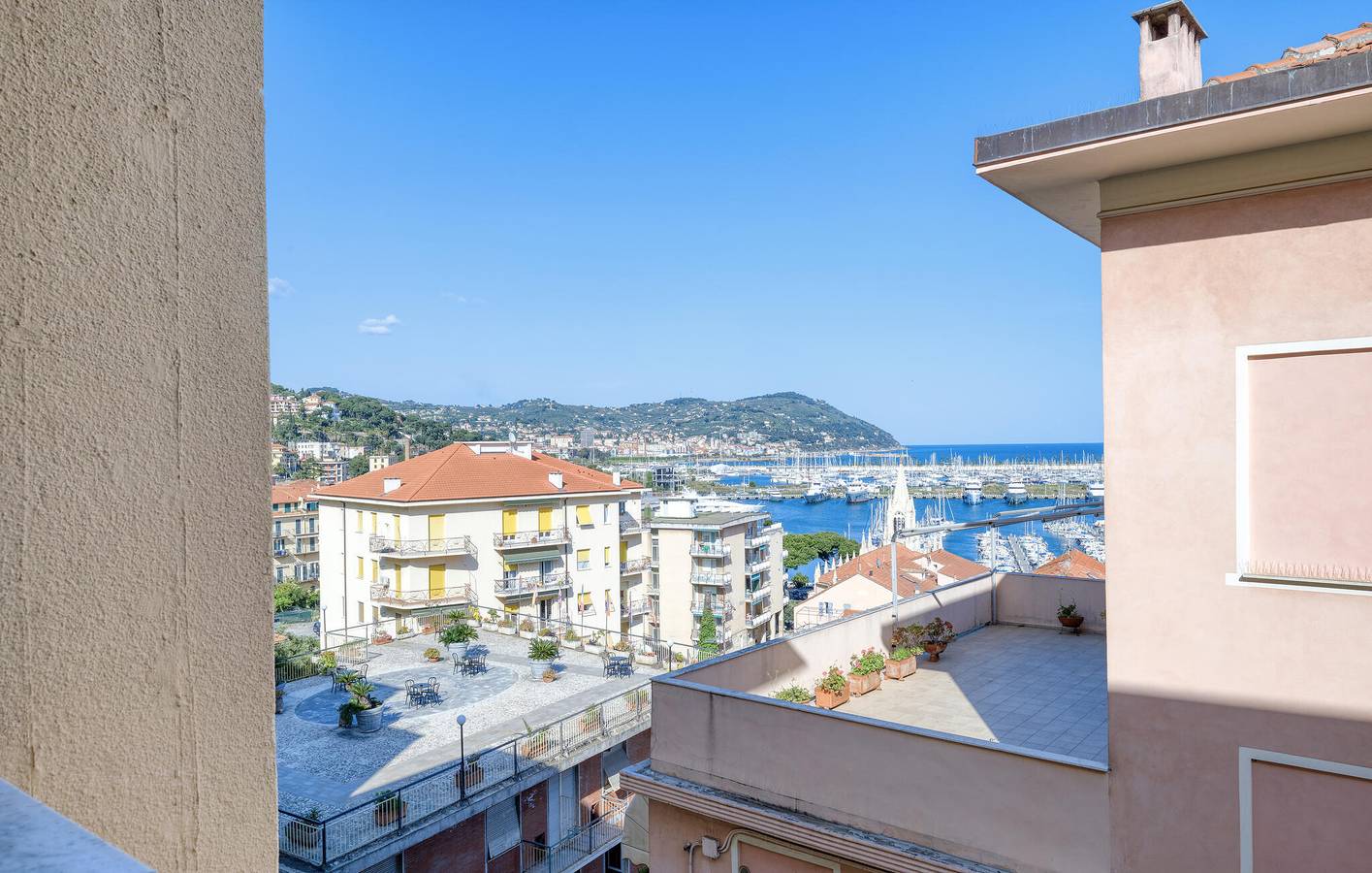 Ganze Ferienwohnung, Appartement mit Panoramablick und Terrasse, in der Nähe von Spiaggia d'Oro in Porto Maurizio, Imperia