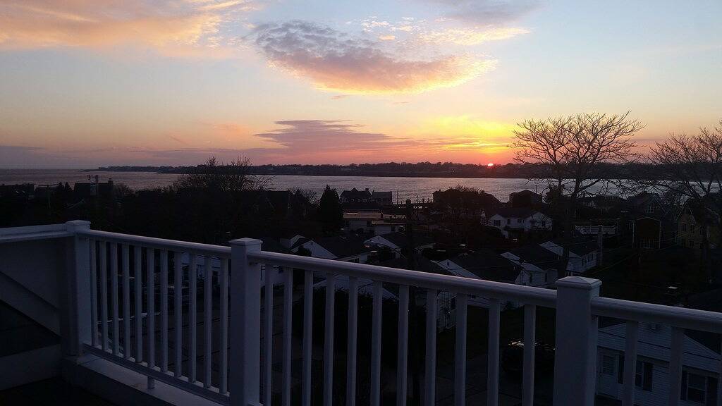 Luxuriöses Strandhaus in Easton Point. Meerblick, 2 Master Brs, alles zu Fuß in Middletown, Newport County