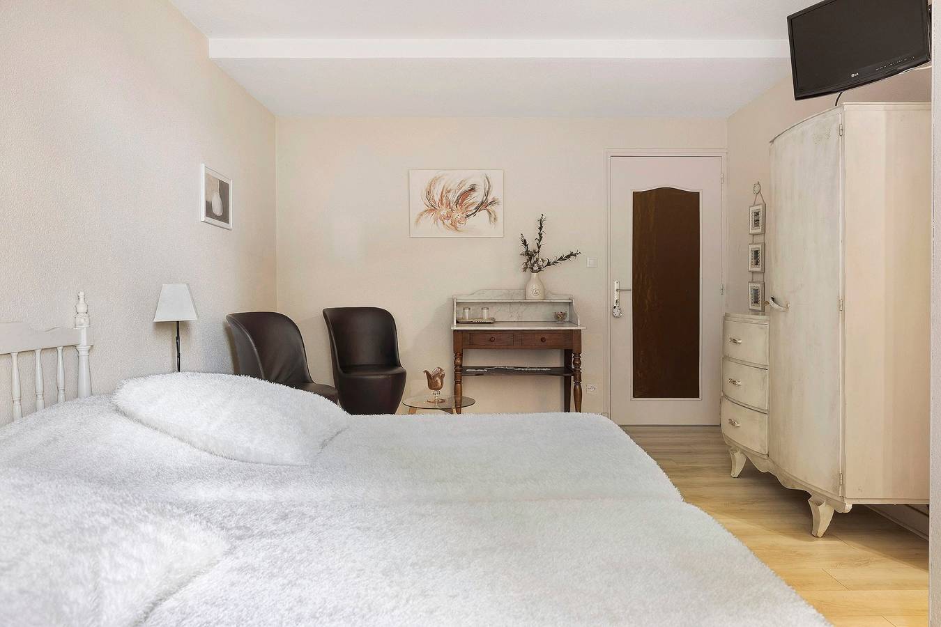 Chambre d’hôtes « Les Malvaux - Chambre Marron » avec piscine, terrasse partagées et Wi-Fi in Huriel, Région de Montluçon