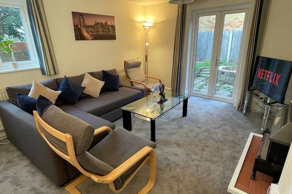 3-bedroom home with free parking in Kent